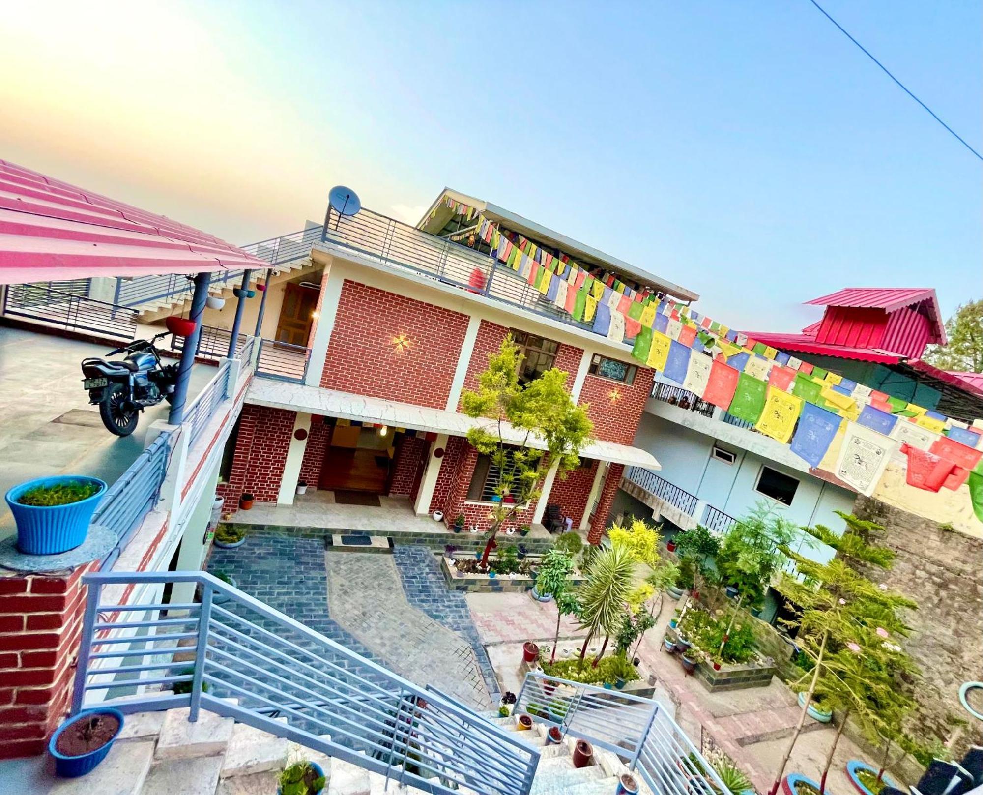The Auriga 3Bhk Fully Entair Villa With Bonfire In Kasauli I Pvt Stay I Open Air Terrace I Kitchen Livingroom I Lawn Bonfire I Gaming Zone Екстериор снимка